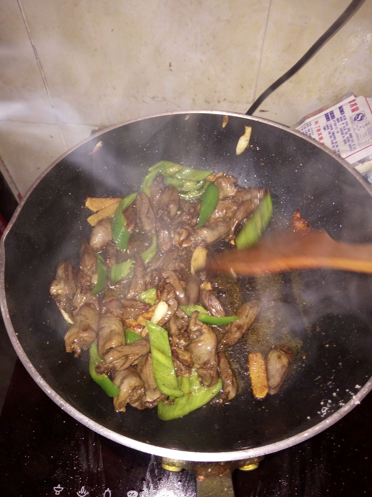 下鸡心,这次是炒的最成功的一次完全没有血水,直接很干的干煸状,鸡心