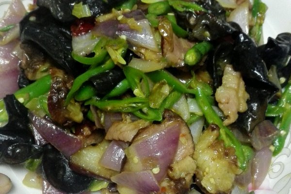 洋葱炒腊肉的做法