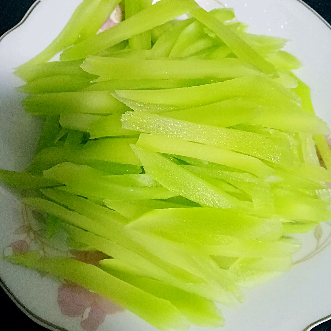 将莴笋削皮洗干净,切成丝,小葱切碎