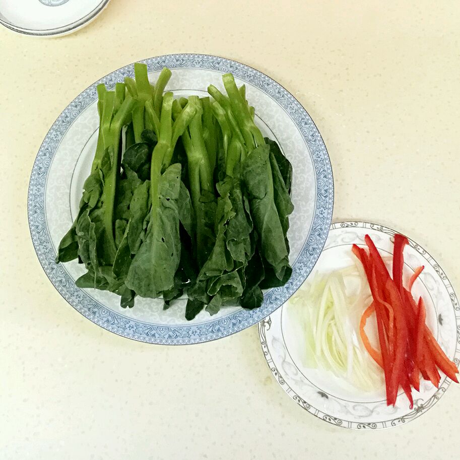芥兰清洗干净,去老皮.如果梗比较粗,拿子破开.葱和红椒切丝.