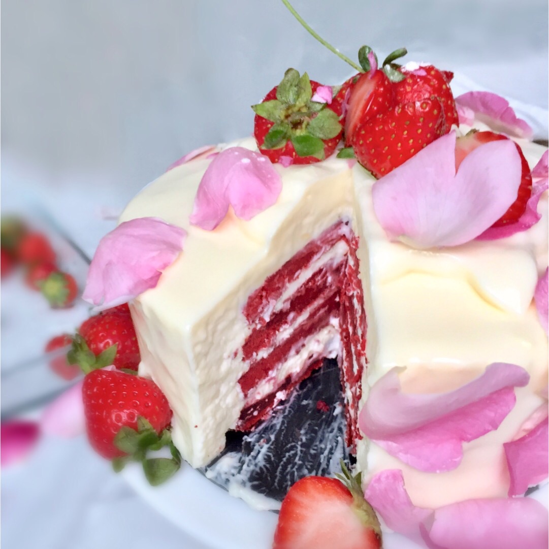 草莓红丝绒蛋糕_米娜NA-站酷ZCOOL