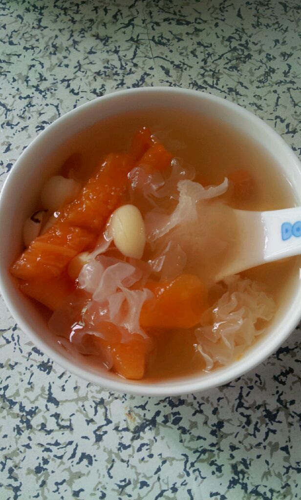 冰糖木瓜银耳莲子糖水