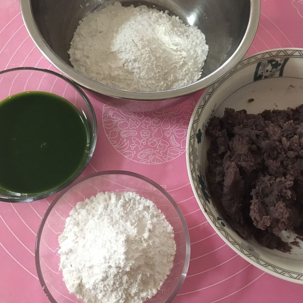 等待红豆沙凉的过程中,称重备好糯米粉,大米粉,浆麦汁(后来又增加50g
