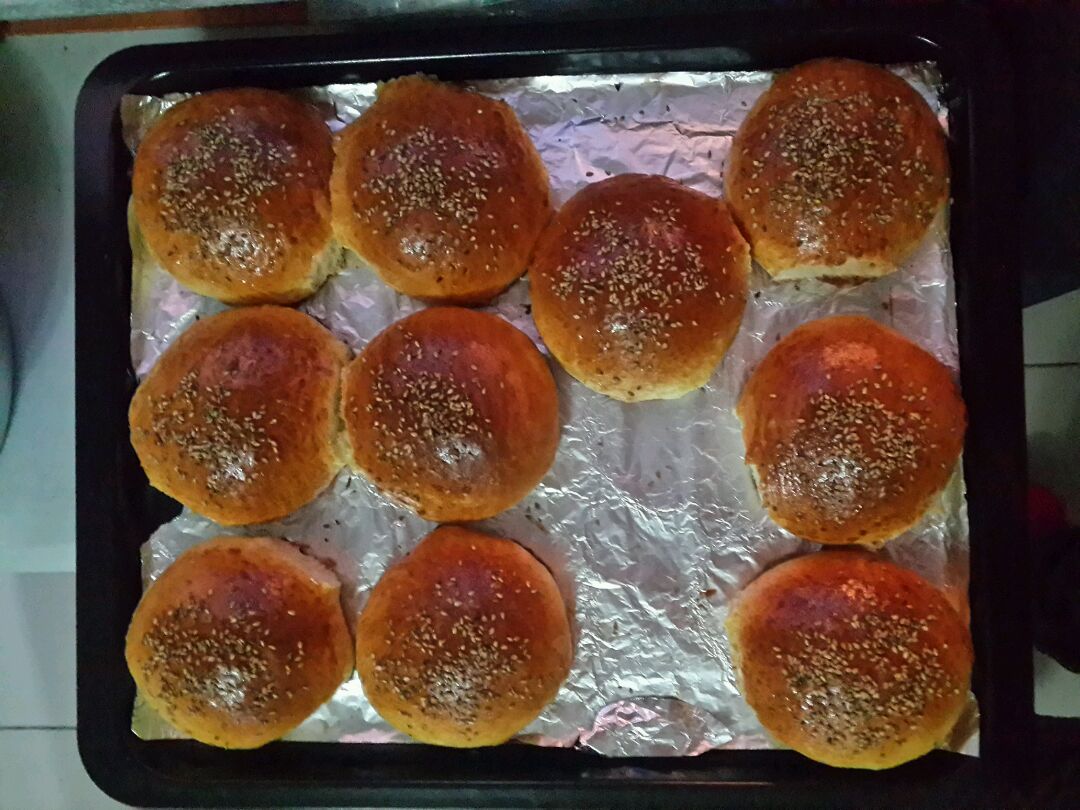 175度烤箱中层烤25分钟,香喷喷的汉堡面包胚就做好了.