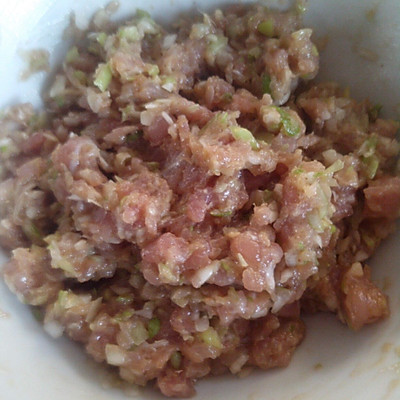 五花肉剁成馅,葱,姜切末,加适量糖盐料酒生抽五香粉香油味精拌成馅