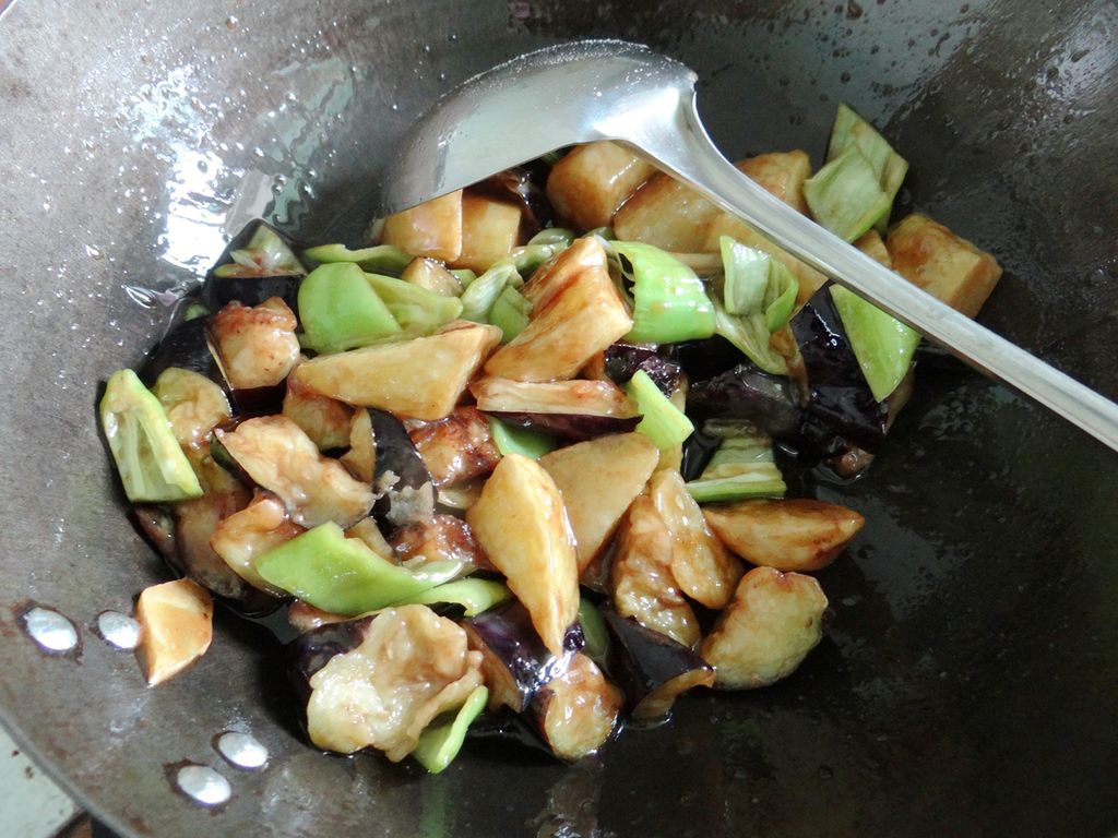 在家做东北地三鲜，别直接把茄子下锅炸，教你不油腻的家常做法_土豆