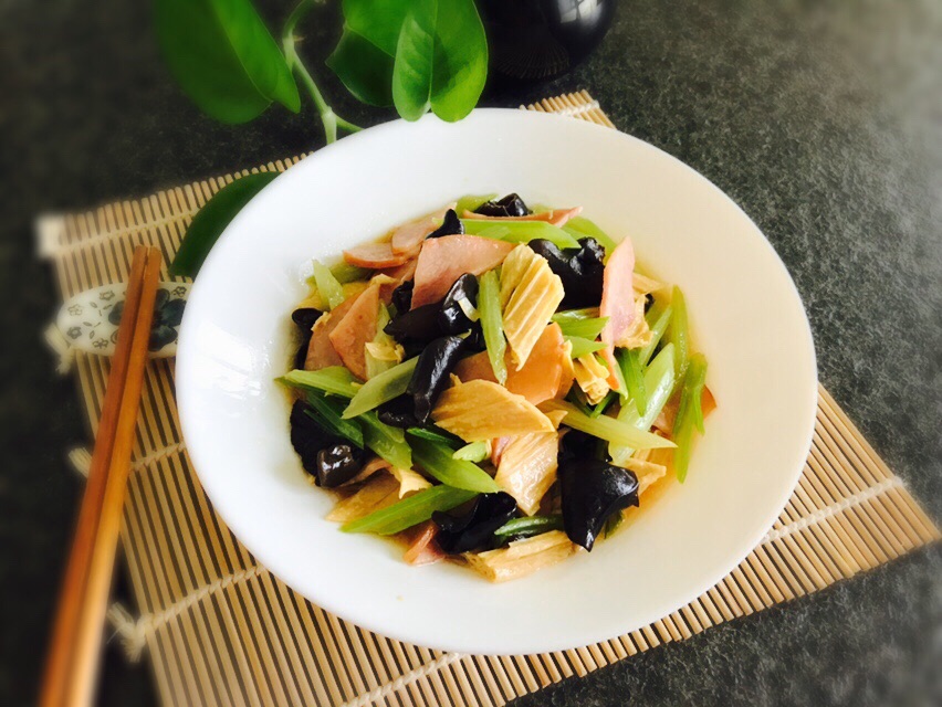 腐竹炒芹菜木耳