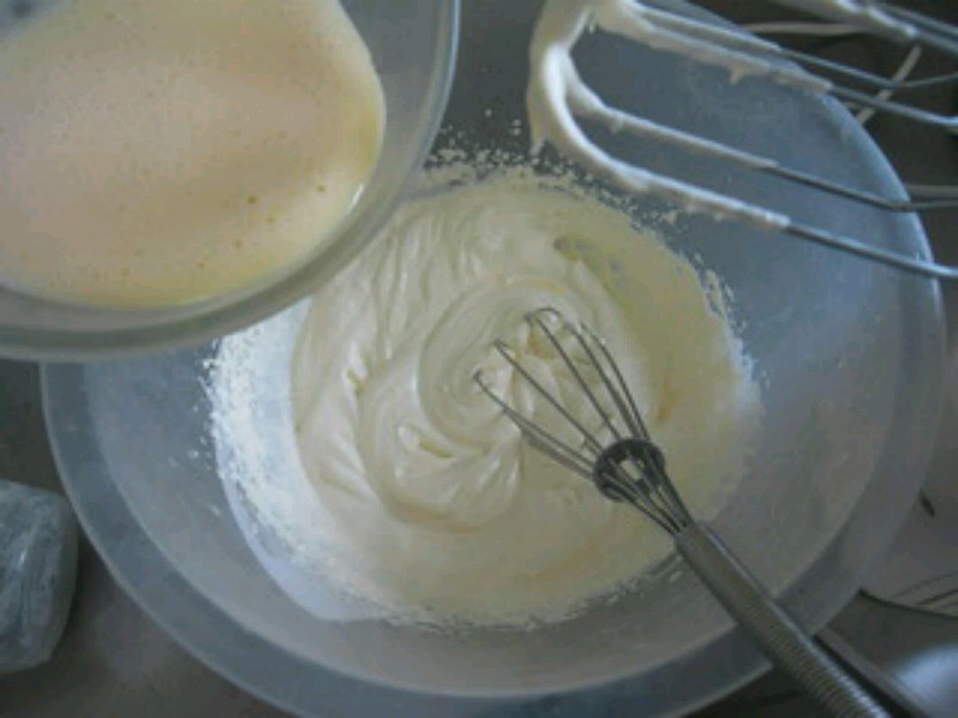 把冷藏后的蛋奶糊与打发好的淡奶油搅拌均匀.