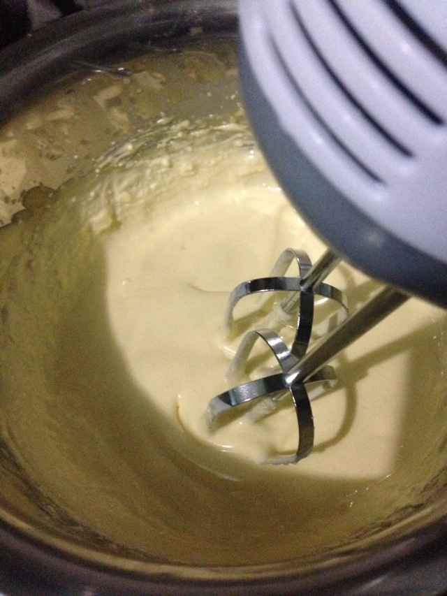 搅打黄油:在搅拌盆中放入室温下软化的黄油,用打蛋器搅打至呈顺滑的