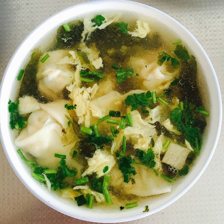 煮馄饨,碗里根据个人喜好放紫菜,少许生抽,醋,香菜