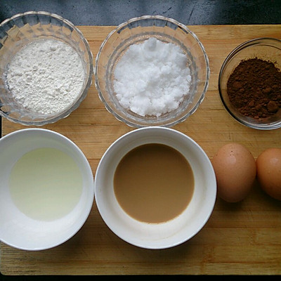 1.先来看一下在做蛋糕体的材料!面粉,糖,可可粉,油,咖啡,鸡蛋.