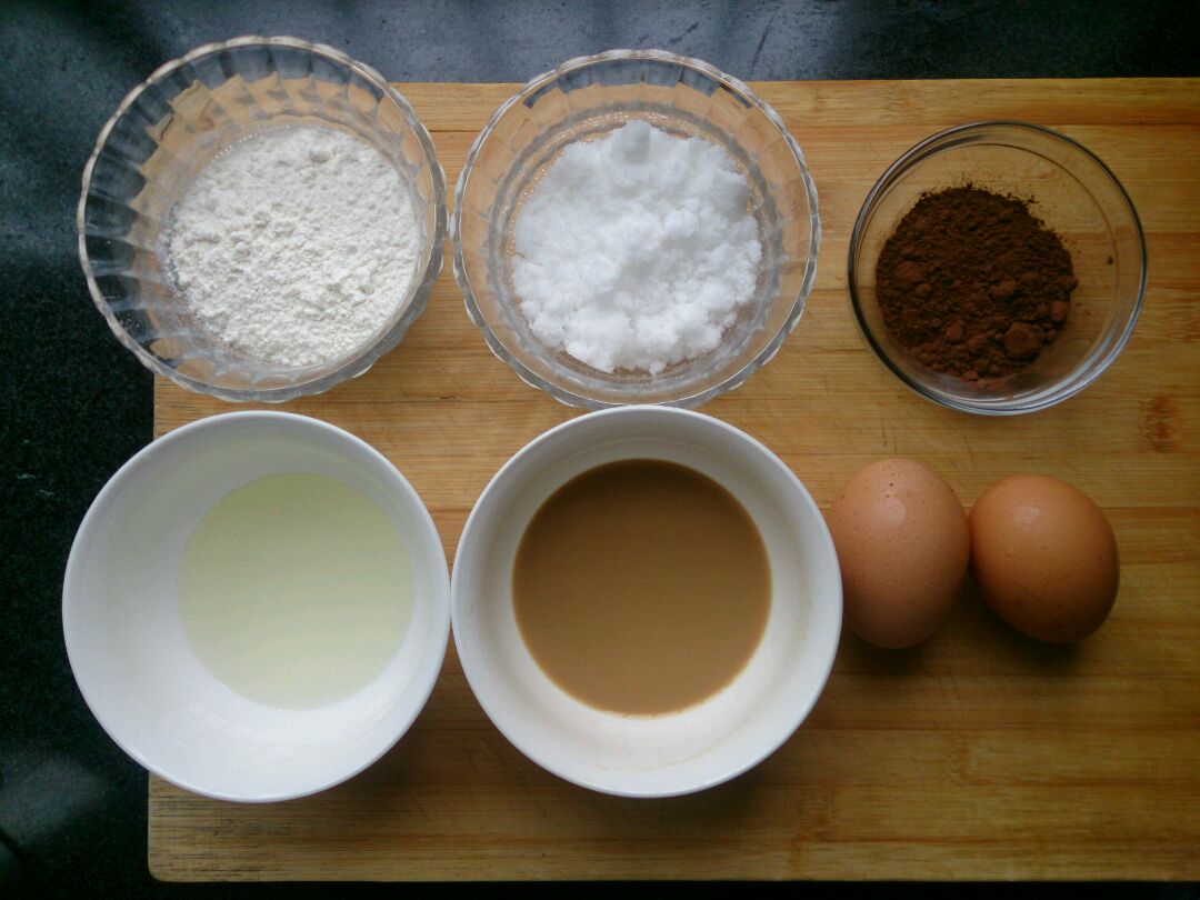 先来看一下在做蛋糕体的材料!面粉,糖,可可粉,油,咖啡,鸡蛋.