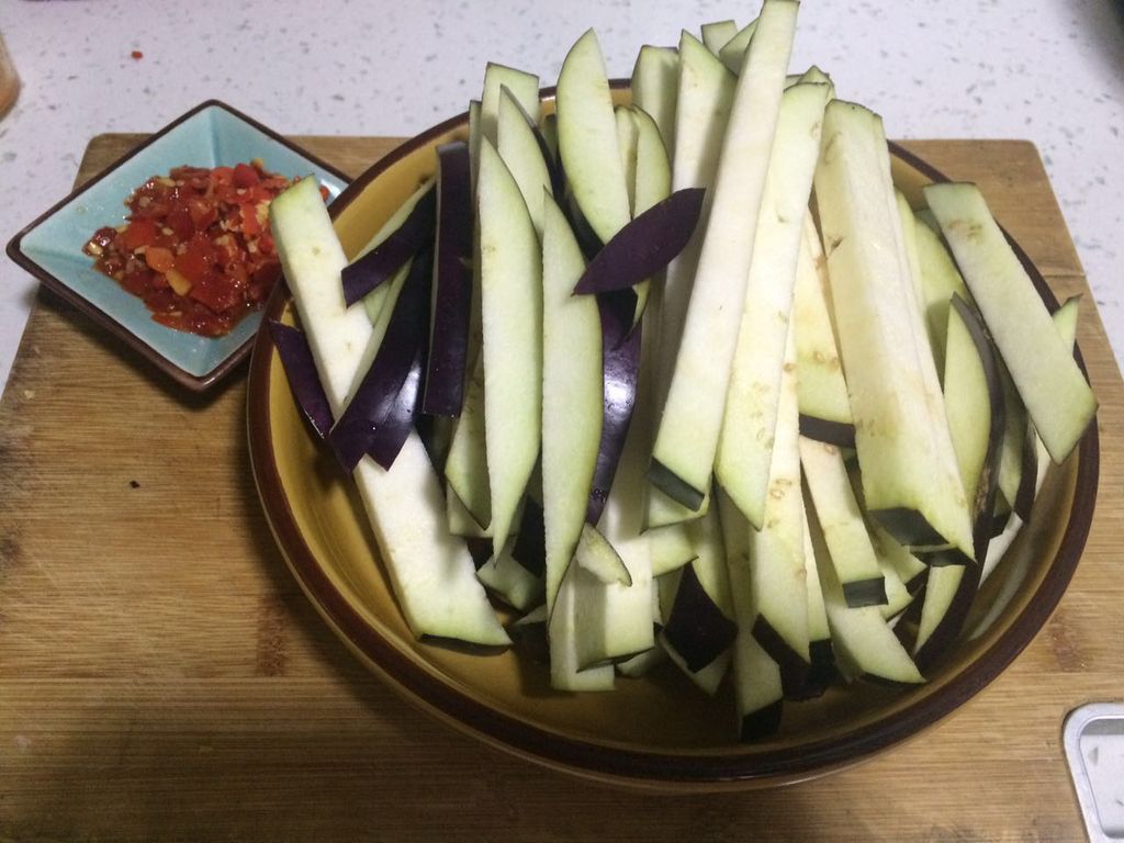 圆茄子切成长条
