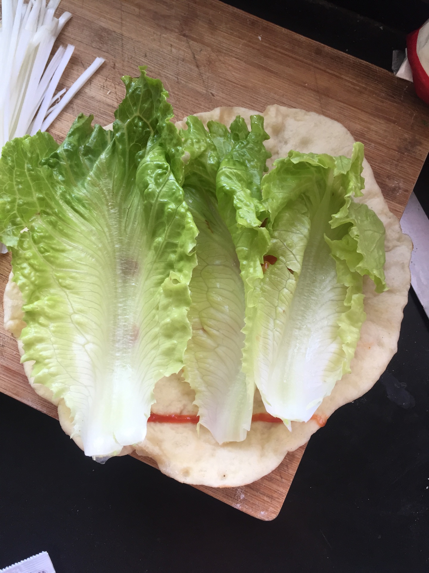 面皮好了之后卷生菜