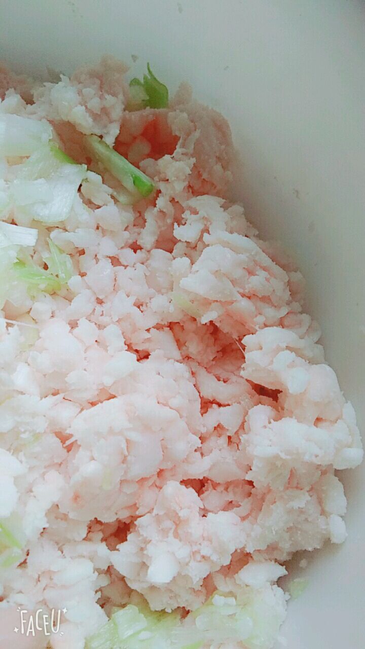 把羊油剁碎