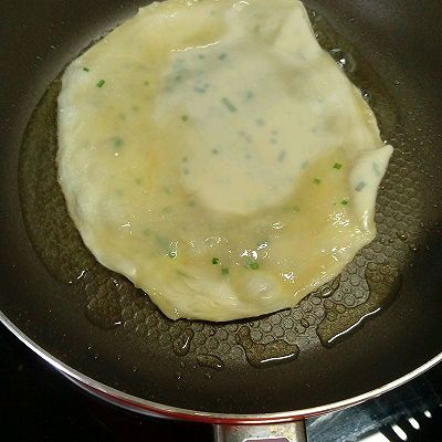 6.锅里放少许油煎饼