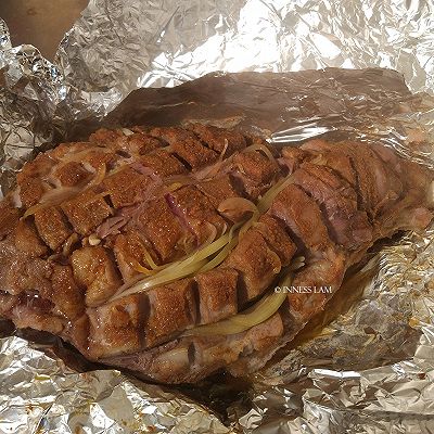 放进烤箱,上下火180度烤一个小时 把锡纸拆开,此时羊腿已经基本上熟