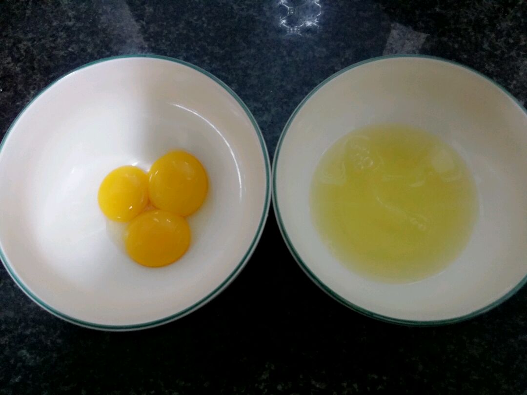 打鸡蛋蛋黄和蛋白质在白色碗里图片下载 - 觅知网