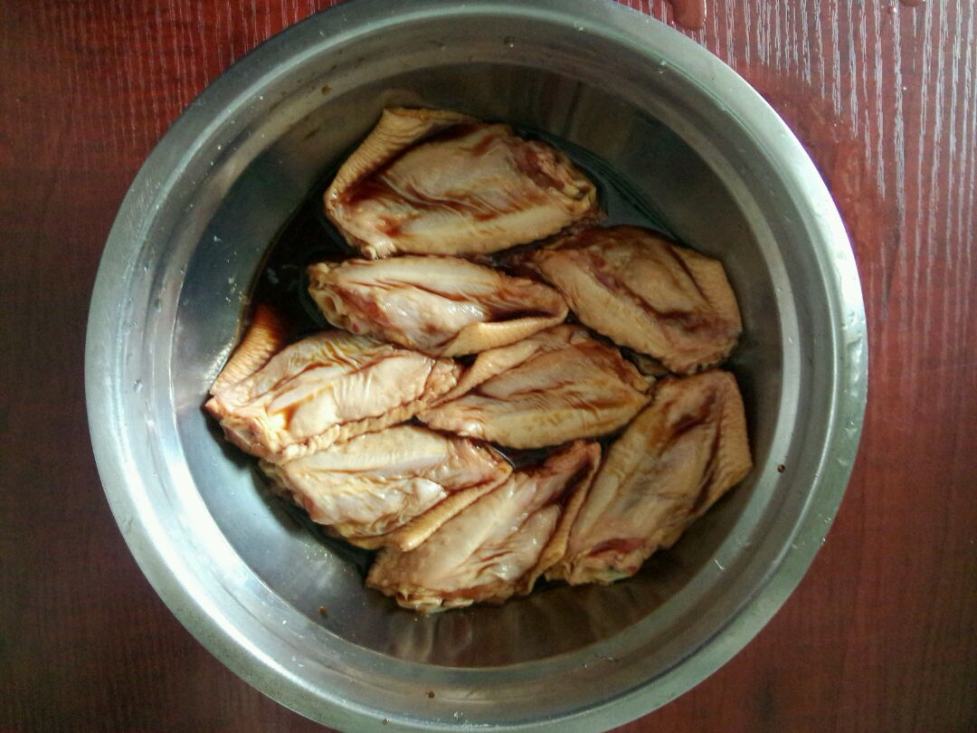 用料酒,老抽将鸡翅腌制一个小时