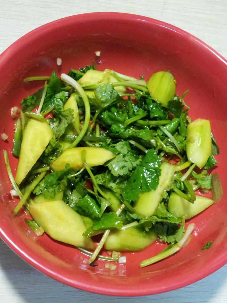 凉拌香菜黄瓜(简易版)的做法图解1