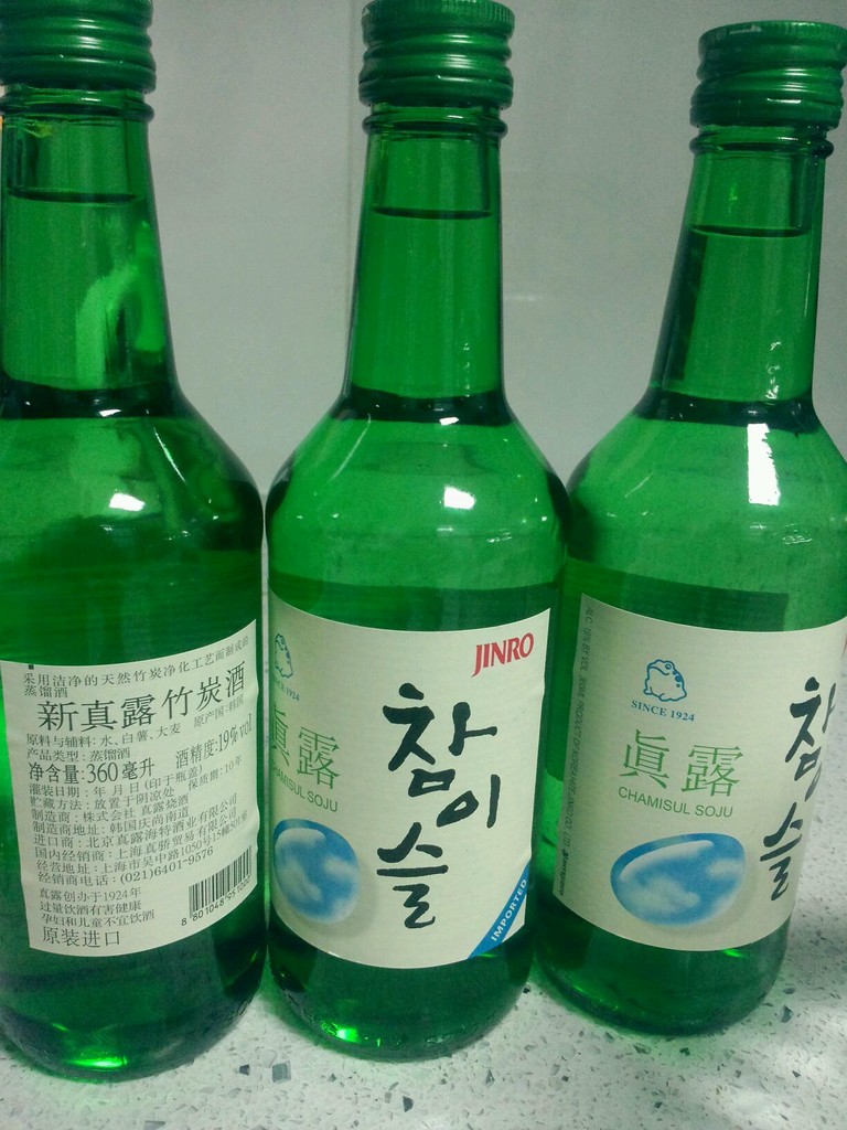 双蒸酒比较适合泡酒,可惜超市跑遍了也没有找到,凑合用这个韩国真露吧