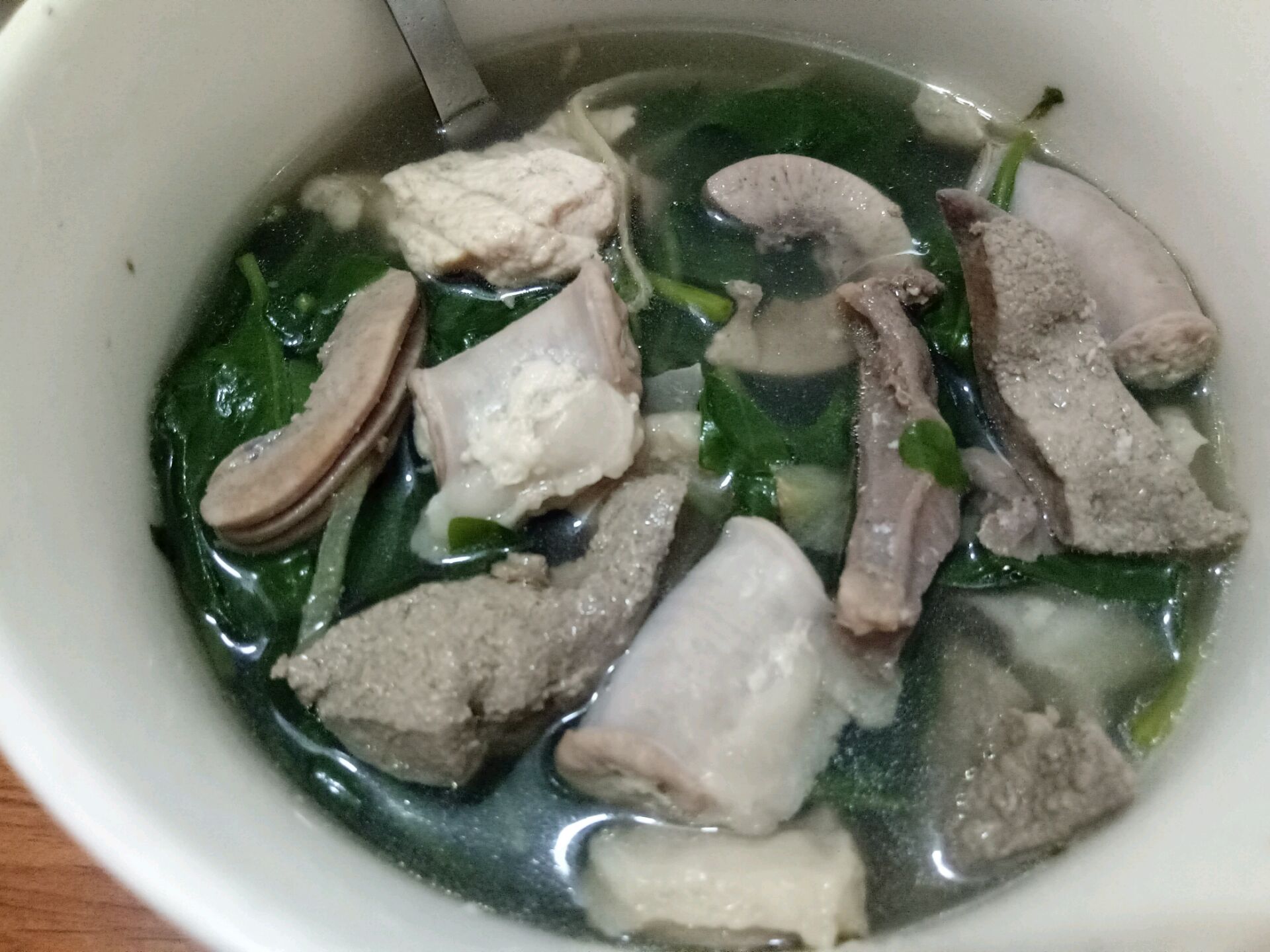250g 250g 粉肠250g 250g 枸杞叶一把 适量 花生油适量 香油几滴 猪杂