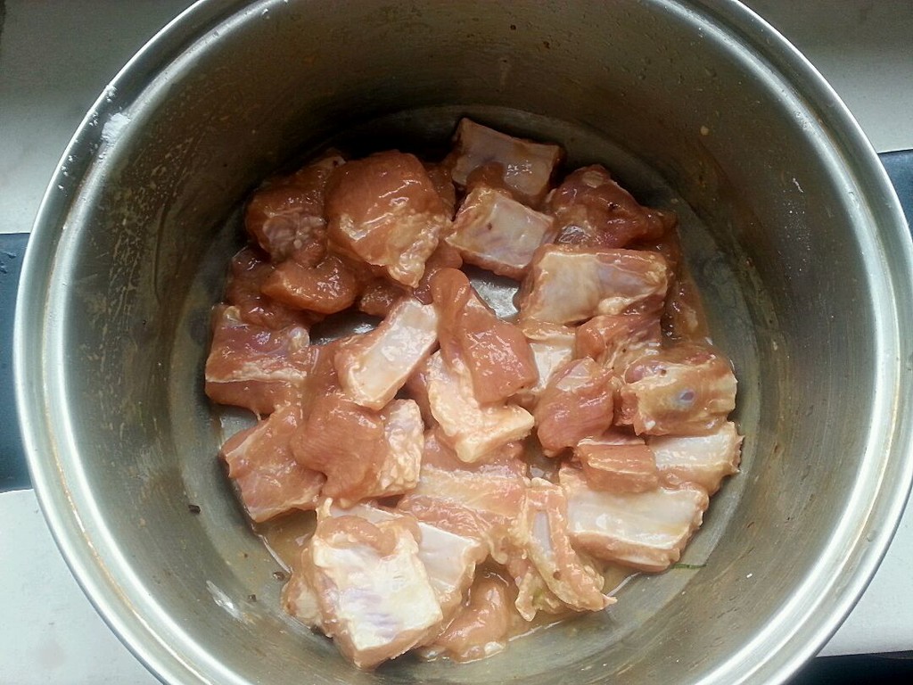 次做,拿捏不准豆豉用量,就取了上图的量,一斤排骨也够了,已很