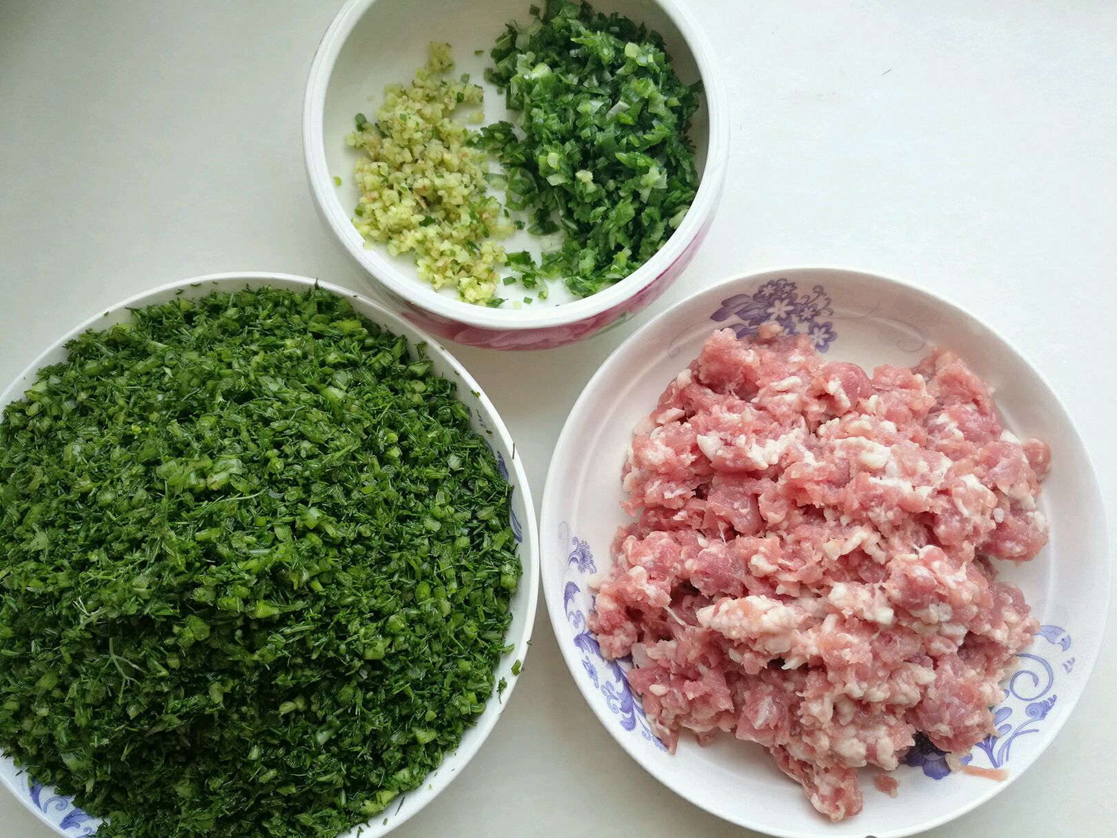 肉三分肥七分瘦剁成肉馅,茴香切末,葱姜切末备用.