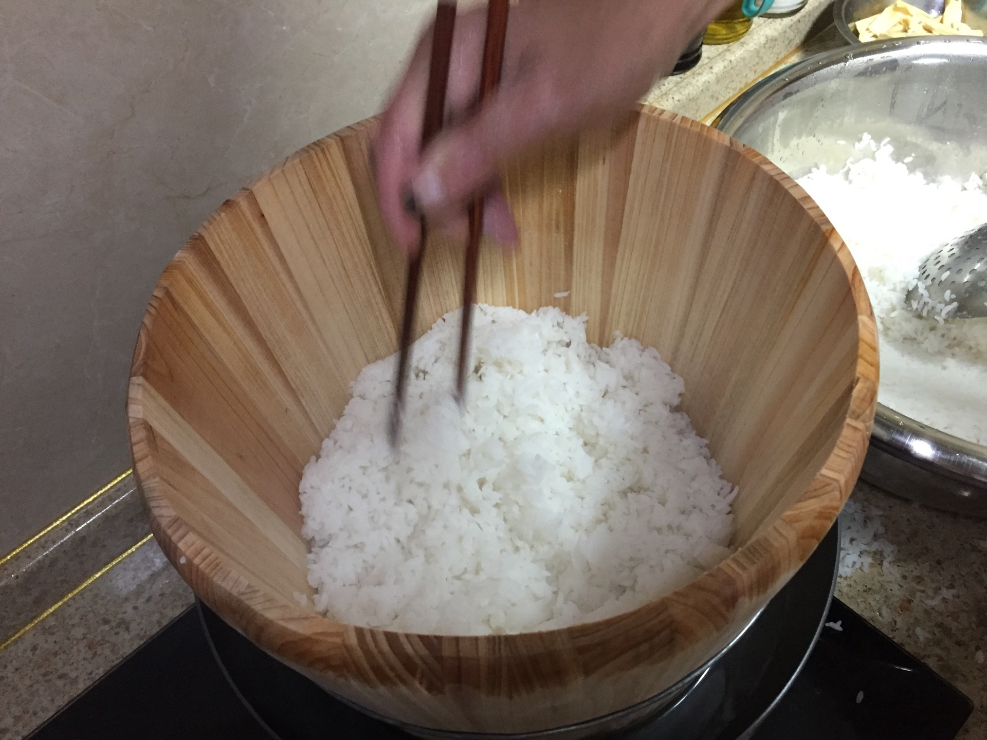 蒸大米木桶饭