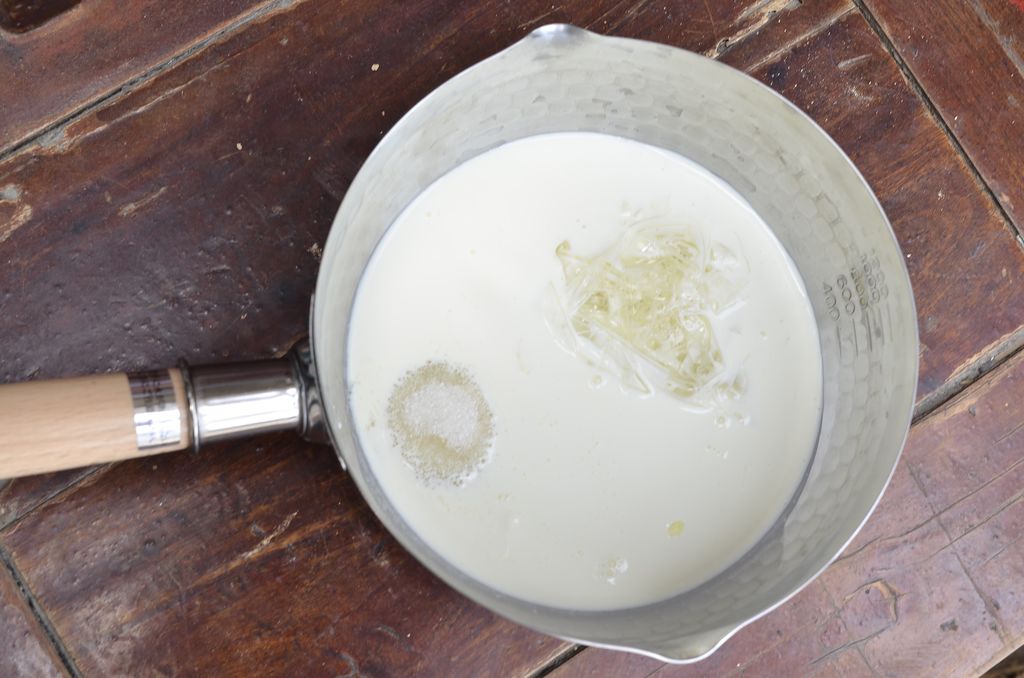 牛奶加淡奶油,吉利丁片和糖小火加热,用勺子慢慢搅动到吉利丁片和糖