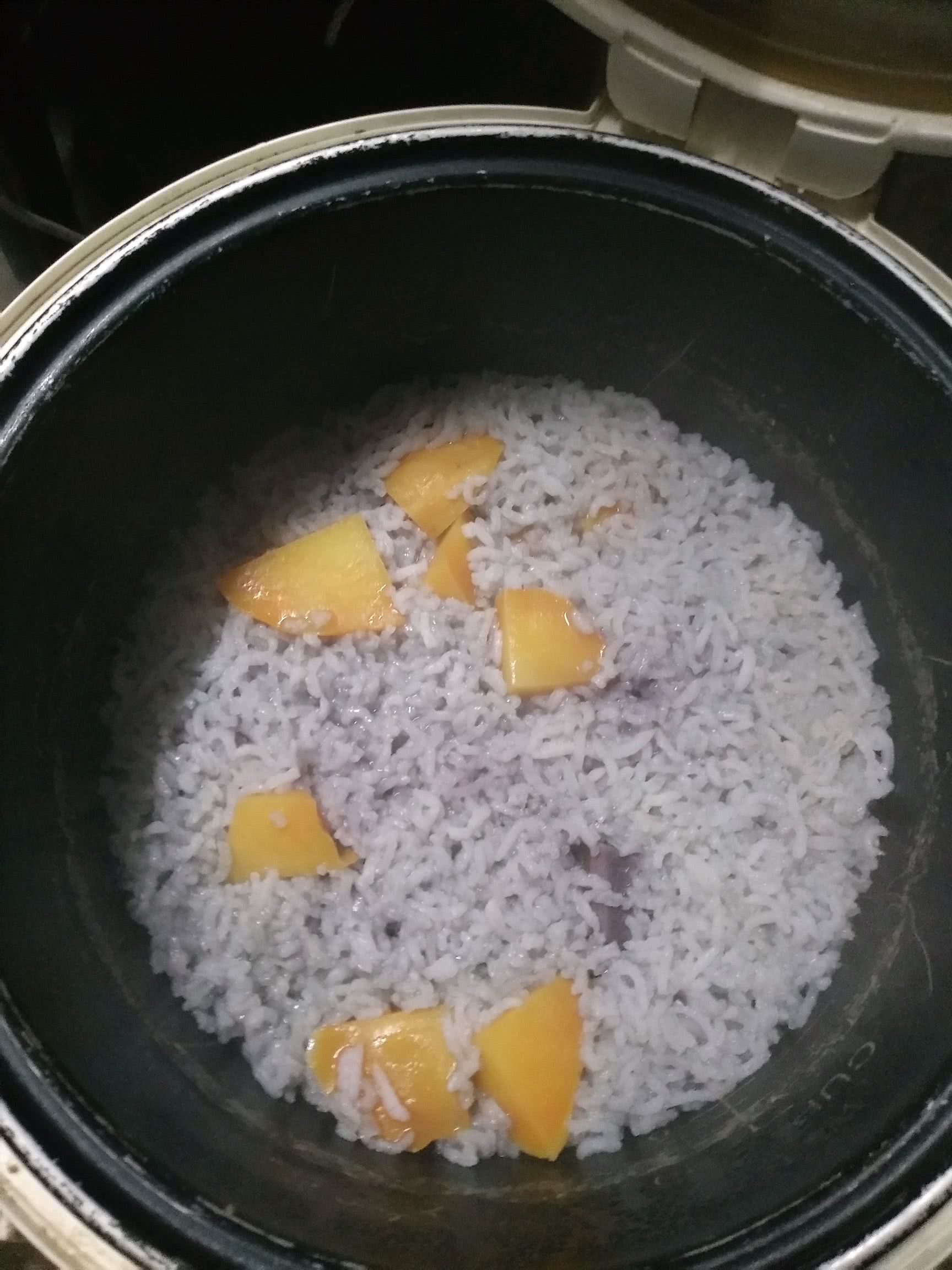 等电饭锅煮饭煮好,紫薯饭熟了,紫薯也熟了,一举两得哦!