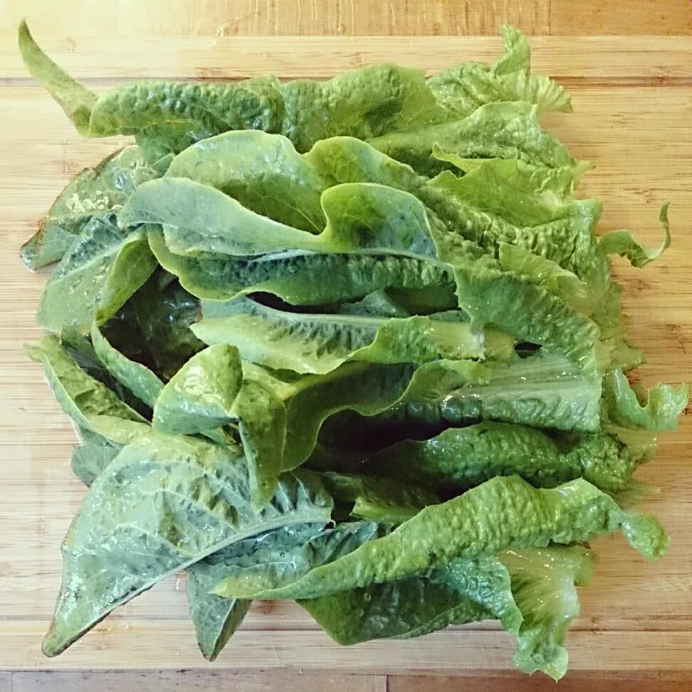 将莴笋叶洗净,切细.