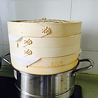 蒸锅冷水大火烧开以后,放笼屉上去蒸馒头.中火10分钟,关火焖4分钟.