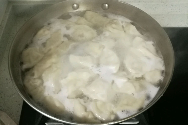 煮速冻饺子