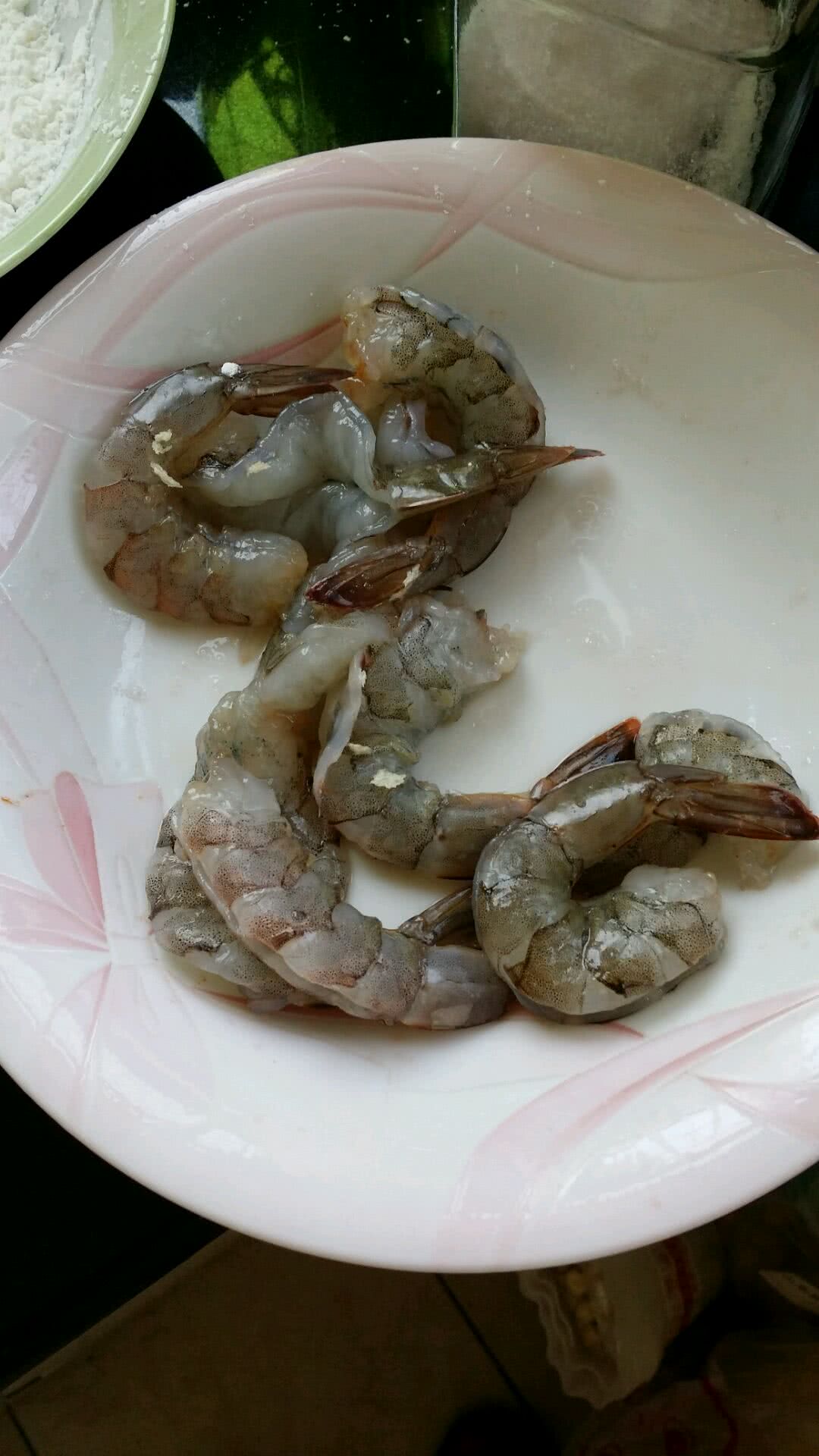 大虾洗净,去头,去皮,保留尾部一节.开背,去掉虾线.用盐腌制10分钟.