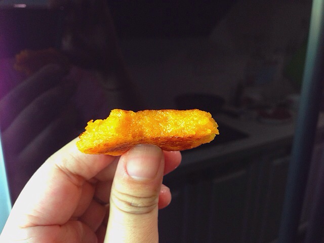 万圣节到了,咱也跟风做一个与南瓜有关的食品--南瓜饼。虽说是跟风,但俺这个可有点不一样,我看很多人做的南瓜饼都是把南瓜蒸熟之后再捣烂的,而我是把新鲜老南瓜一点点磨成茸,单凭这一点,南瓜饼的口感就不知好出多少倍。当然,磨南瓜时又用到了我最近超爱的磨泥器,昨天做大虾的蒜茸也是它磨的哦。南瓜磨好之后,加入适量的糯米粉、少量的面粉和细砂糖,混合搅拌成南瓜糊(糊的程度自己把握,觉得稀了,就再加些糯米粉,随意,没有具体用量)。再取出另一神器---韩国麦饭石不沾锅,就可以开煎了。本来南瓜饼应该煎得小小个,但我偷懒煎得大
