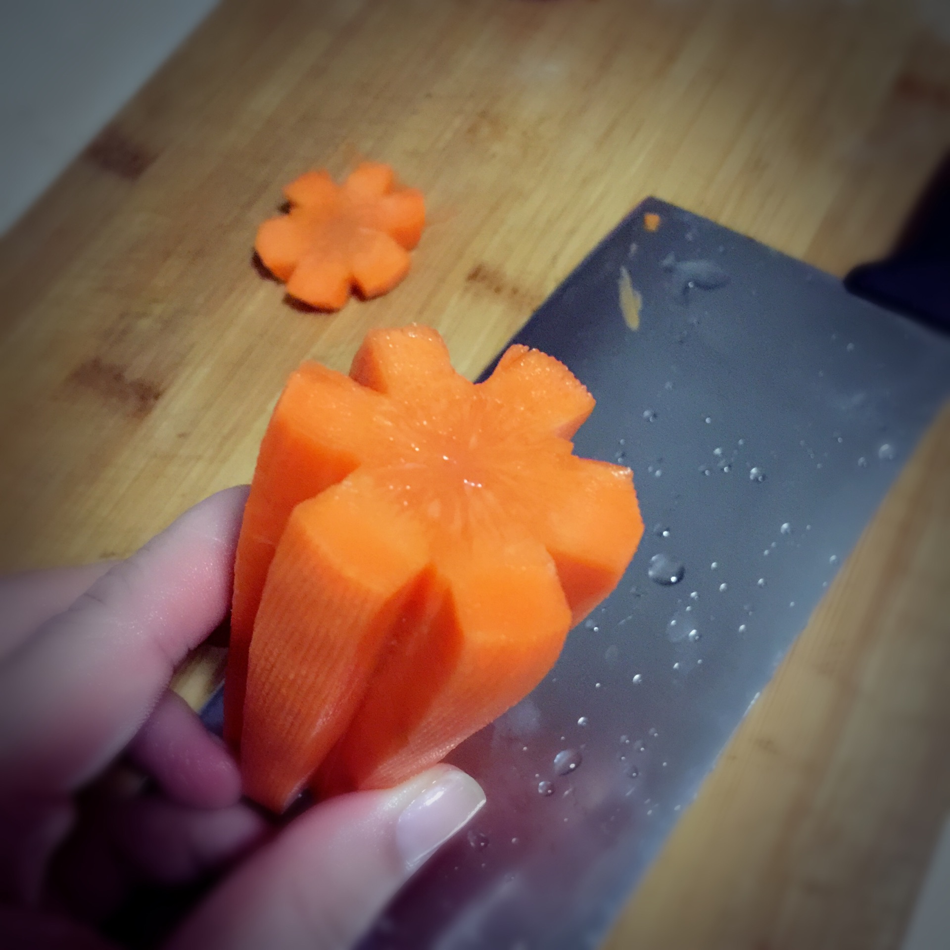 胡萝卜切花(此步可省略,也可以直接切片)