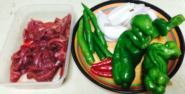 两人份:牛肉1/2斤,洋葱1个,青椒2只,线椒4条,红辣椒3个.