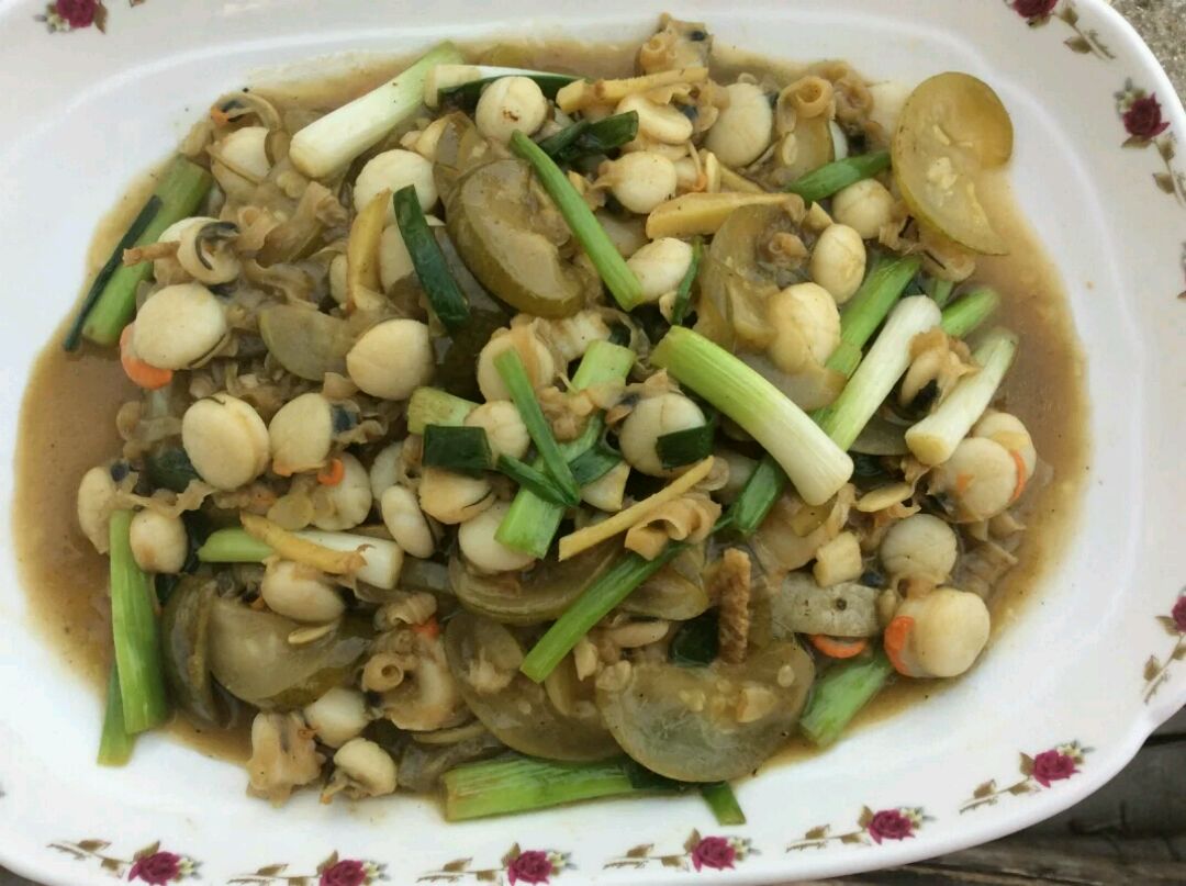 蒜头姜酸瓜爆炒,炒到酸瓜炒到酸香味,倒入带子爆炒,把淀粉拌水备好