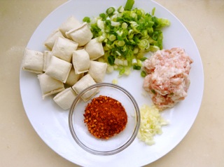 豆腐,猪肉末,葱末,蒜末,辣椒面,先准备好材料,做菜才不慌乱!