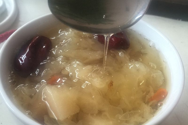 冰糖雪梨炖银耳