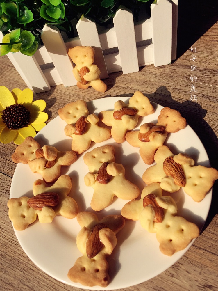萌熊抱杏仁饼干