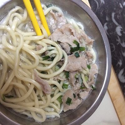 7.把做好的瘦肉汤舀到面里,一碗鲜味十足的瘦肉面就好了.