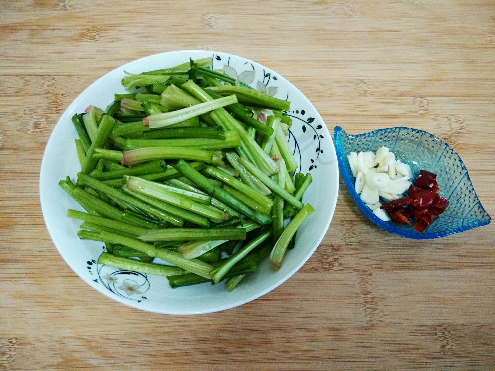 清炒菠菜梗