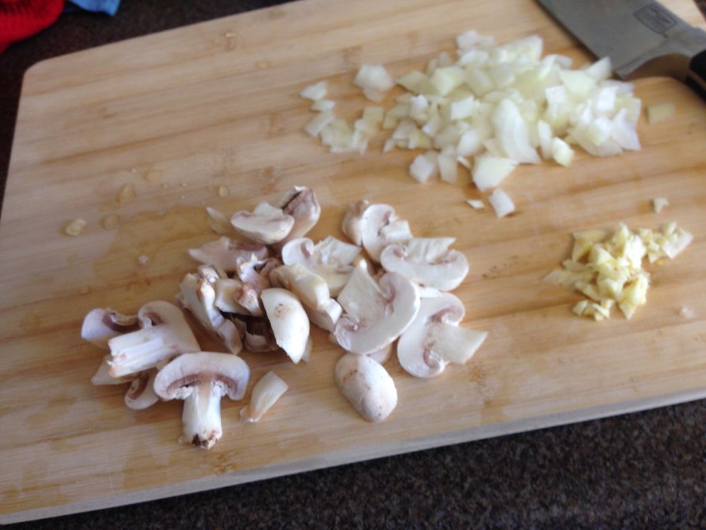 洋葱切丁,新鲜蘑菇切片,大蒜切蓉.