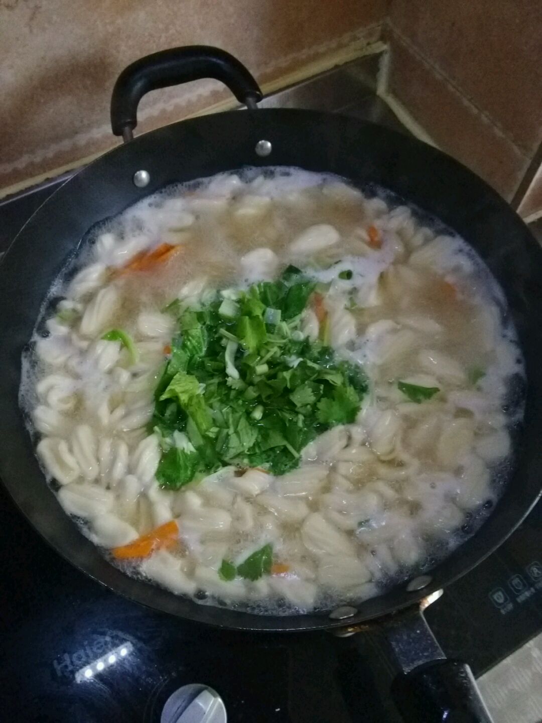 准备一些你喜欢吃的青菜.等猫耳朵熟了再加入青菜.