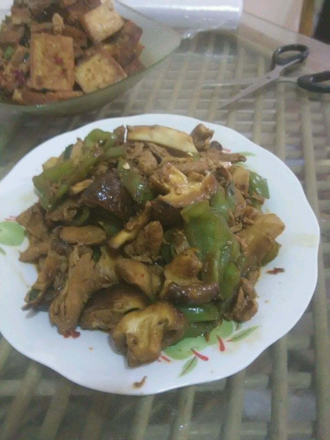 装盘,好啦≥﹏≤这种做法基本大多数此类鸡肉炒菜都是通用的