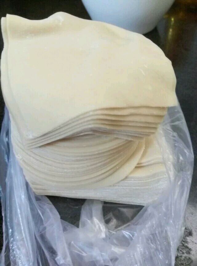 市场买来的饺子皮有圆形和方形,猪肉末忘了拍