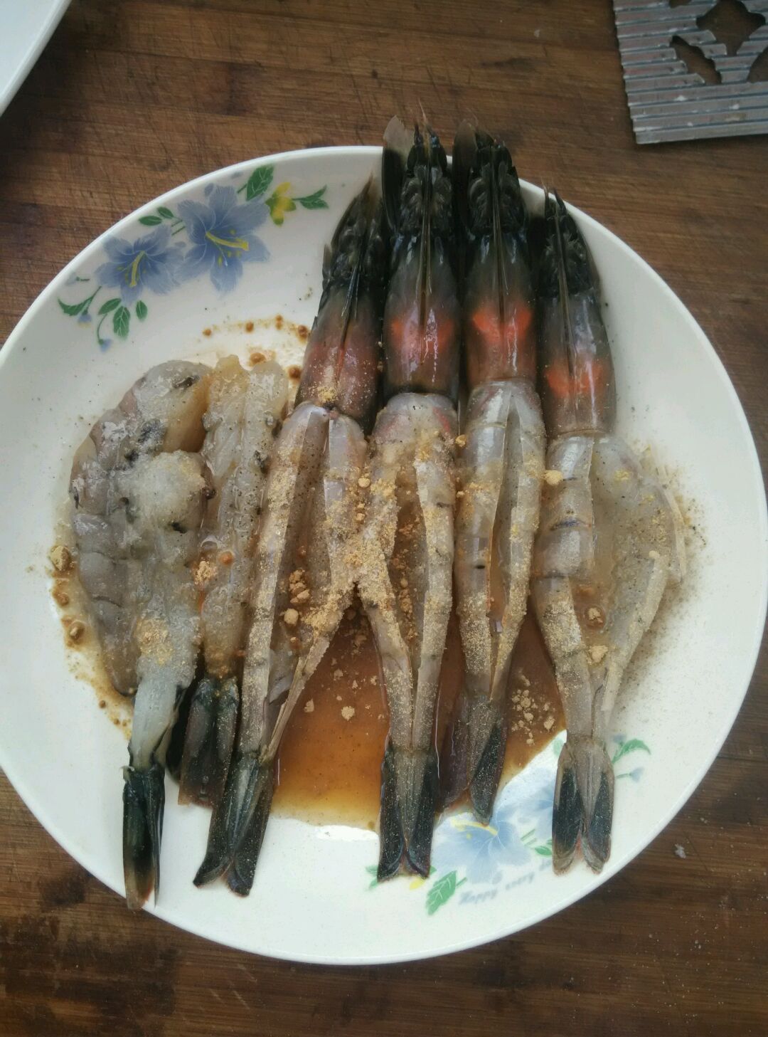 大虾去虾肠虾线,开背放盐,黑胡椒粉,姜粉料酒腌制入味