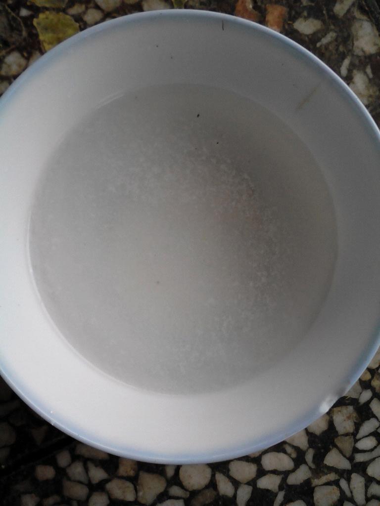 把熟石灰加入小半碗水中  搅拌  静等水变澄清